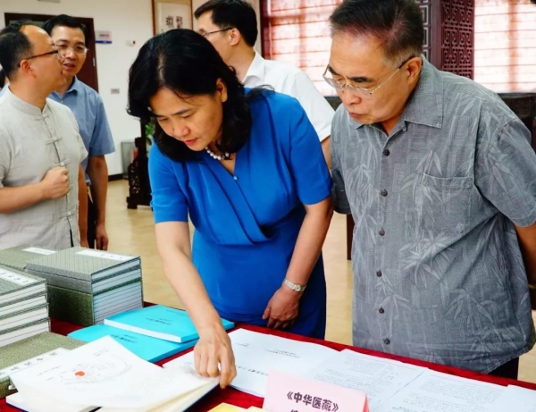 國家衛(wèi)生健康委黨組成員、國家中醫(yī)藥管理局黨組書記余艷紅（前排左一）在中醫(yī)藥信息研究所調(diào)研中醫(yī)古籍相關(guān)工作