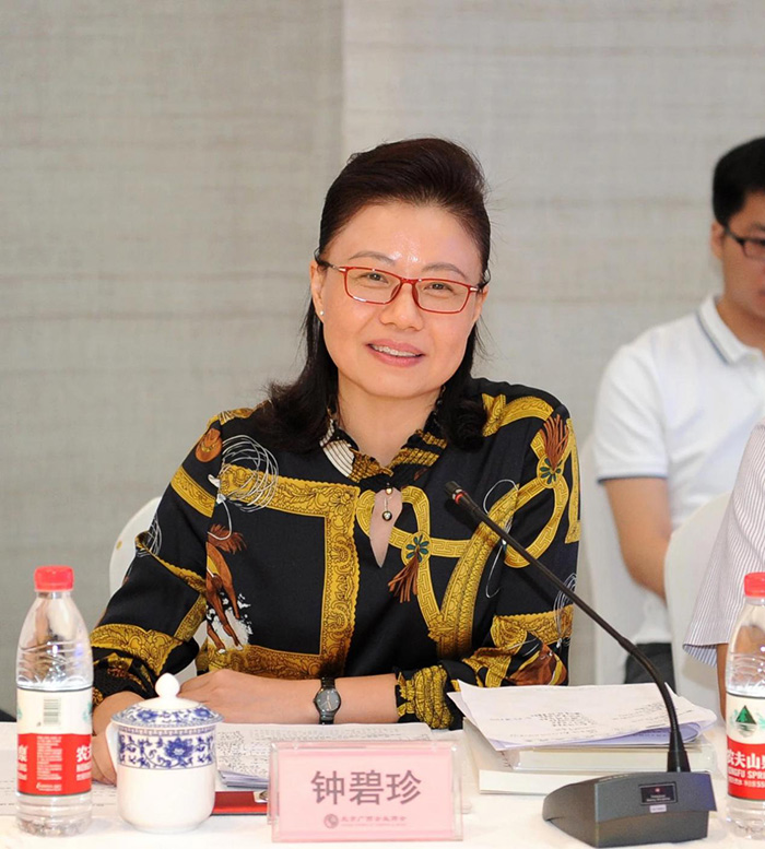 梧州市委常委、統(tǒng)戰(zhàn)部部長鐘碧珍發(fā)言